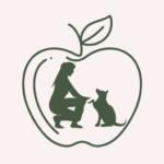 Kleines Logo. Apfel mit kniender Frau und vor ihr sitzender Hund im Mittelpunkt.